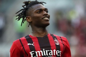  AC米兰续约莱奥遇阻，皇马巴萨密切关注动态  